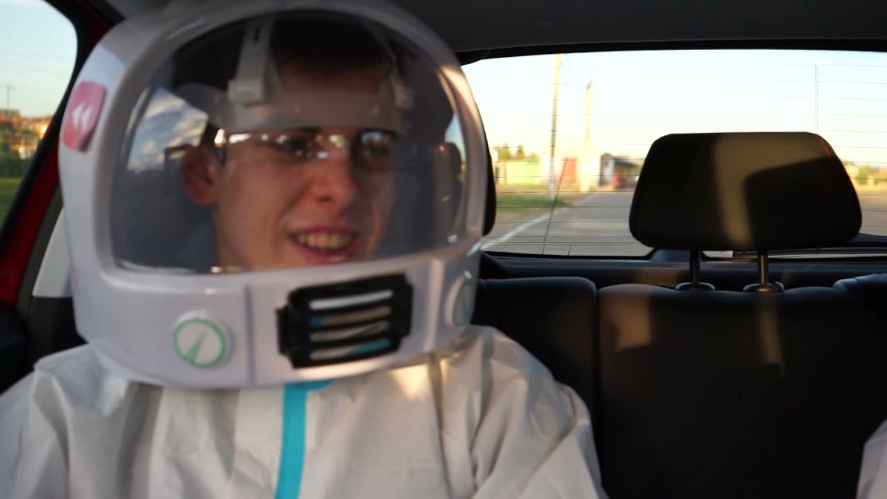 Fotograma de Rewind Hispano 2021: casco de astronauta dentro de un coche