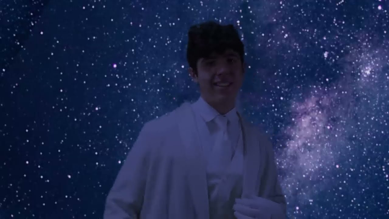 Fotograma de Rewind Hispano 2022: retrato nocturno sobre un fondo de estrellas