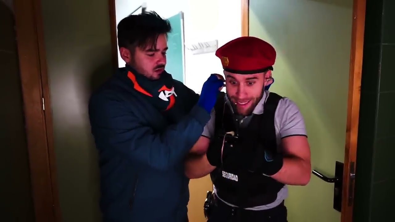 Fotograma de Rewind Hispano 2022: dos personajes en una puerta, boina roja